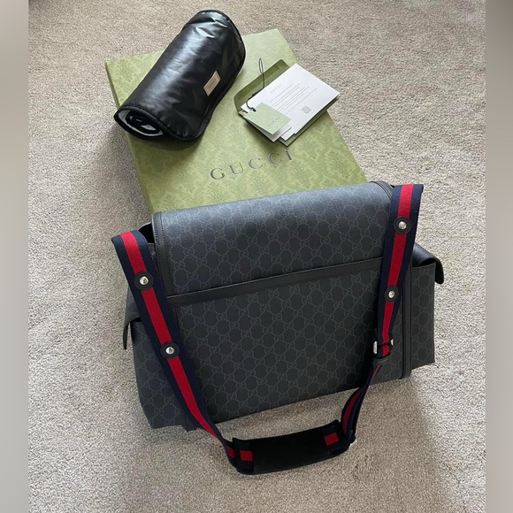 Gucci GG SUPREME MEDIUM DIAPER BAG - Picture 2 of 6